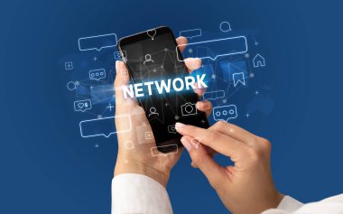 Sosyal medya kavramına sahip akıllı telefon kullanımı