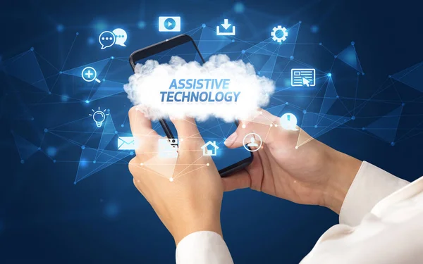 Рука с использованием смартфона с облачной технологией — стоковое фото