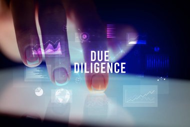 İş grafikleri ve simgeler konseptiyle tablete dokunmak