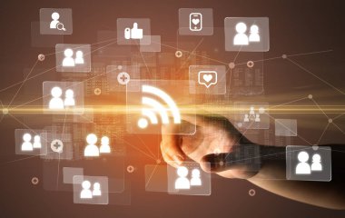 Fütürist kavram üzerine ortam simgeleriyle el sıkışan sosyal medya çokluortam uygulama ekranı