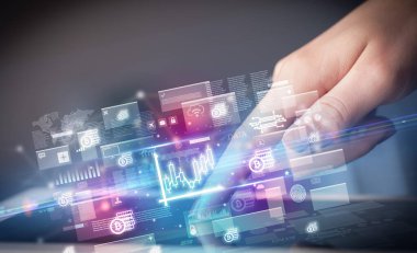 Tablet, para birimi kavramı kullanan bir elin yakın plan görüntüsü