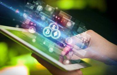 Tablet, para birimi kavramı kullanan bir elin yakın plan görüntüsü