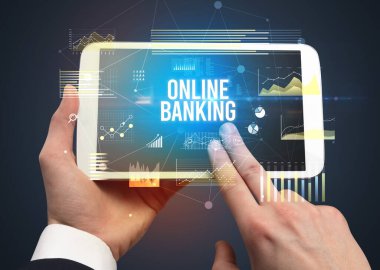 İşletme yazıtlı tableti tutan ellerin yakın çekimi