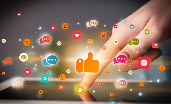 Nahaufnahme einer Hand mit Tablet und Social-Media-Symbolen — Stockfoto
