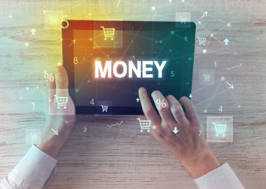 Alışveriş yazısıyla el ele tutuşma tabletinin yakın çekimi