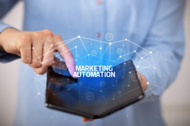 Katlanabilir akıllı telefonu olan bir iş adamı, yeni teknoloji konsepti