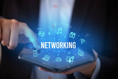 Katlanabilir akıllı telefonu olan bir iş adamı, sosyal medya kavramı