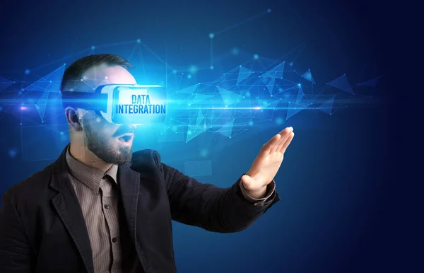 Empresário olhando através de óculos de realidade virtual, conceito de segurança virtual — Fotografia de Stock
