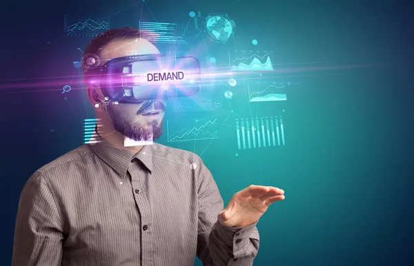 Hombre de negocios mirando a través de gafas de realidad virtual —  Fotos de Stock