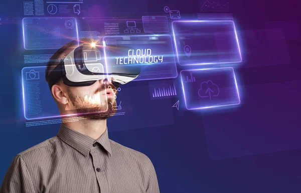 Zakenman op zoek door Virtual Reality bril, tech concept — Stockfoto