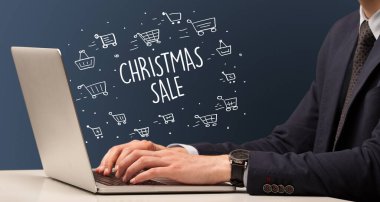 Dizüstü bilgisayar ve e-ticaret konsepti üzerinde çalışan bir iş adamı