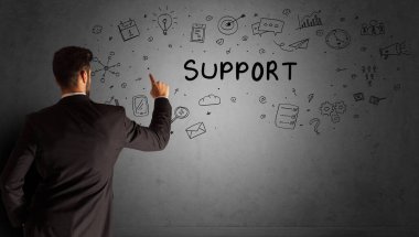 İş adamı yaratıcı bir fikir çiziyor.