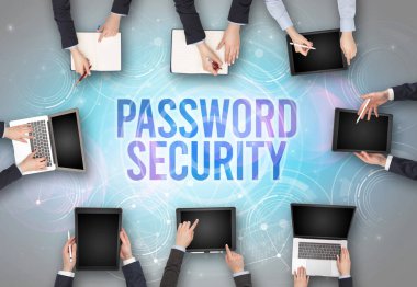 Bir dizüstü bilgisayarın önünde bir grup insan, güvenlik kavramı