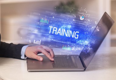 Dizüstü bilgisayarda çalışan iş adamlarının yakınlaşması