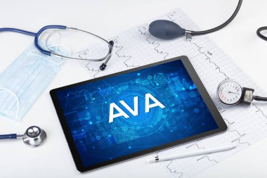 Tıbbi kısaltmalı bir tabletin yakın plan görüntüsü