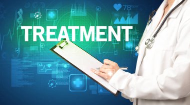 Genç doktor notlar yazıyor.