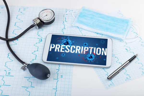 Tabletta pc és orvostechnikai eszközök fehér felületen — Stock Fotó
