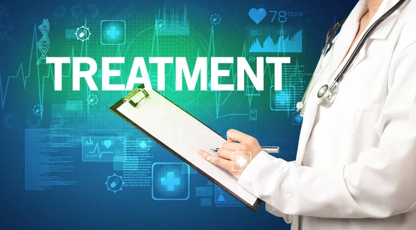 Genç doktor notlar yazıyor.