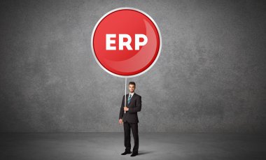 Genç iş adamı trafik işaretini aldı