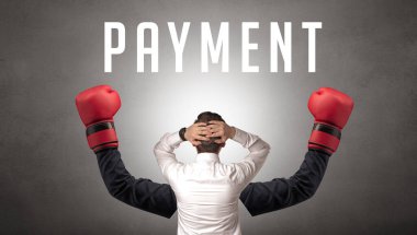 Üzerinde yazı olan bir iş adamının arka görünüşü