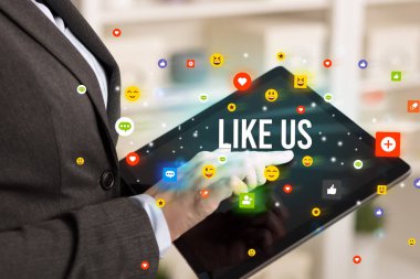 Multimedya konsepti oynayan iş adamı