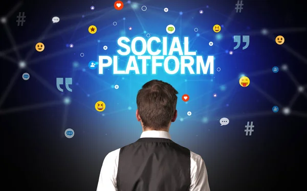 Visão traseira de um empresário, conceito de mídia social — Fotografia de Stock