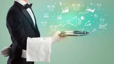 Smokinli yakışıklı garson para ikonlarını tepside tutuyor.