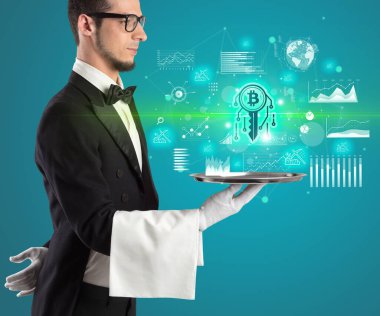 Smokinli yakışıklı garson para birimi simgelerini tepside tutuyor.