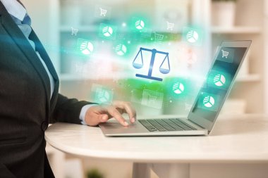 İşadamı yeni bir iş için dizüstü bilgisayarda çalışıyor