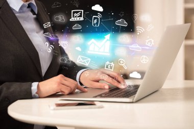 İşadamı yeni iş konseptiyle dizüstü bilgisayarda çalışıyor