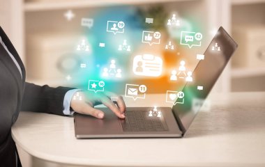 Sosyal medya ağında sörf yapan genç kişi