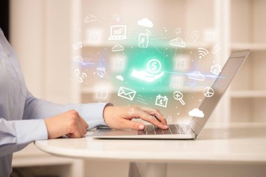 İşadamı yeni iş konseptiyle dizüstü bilgisayarda çalışıyor