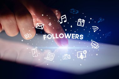 Sosyal medya simgeleri kavramlı parmak dokunuşu tableti