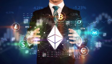 Para birimi sembolleri taşıyan bir işadamı