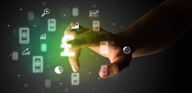 İş adamı parmağı ekranda elle çizilmiş para birimi simgeleriyle çokluortam arayüzüne dokunuyor