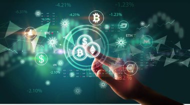 İş adamı multimedya dokunmatik ekranında para birimi simgesini elle itiyor