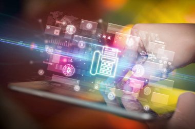 Tablet, para birimi kavramı kullanan bir elin yakın plan görüntüsü