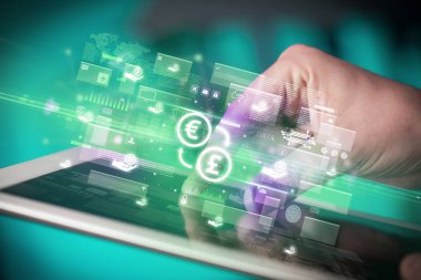 Tablet, para birimi kavramı kullanan bir elin yakın plan görüntüsü