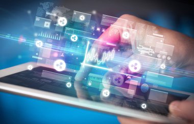 Tablet, para birimi kavramı kullanan bir elin yakın plan görüntüsü