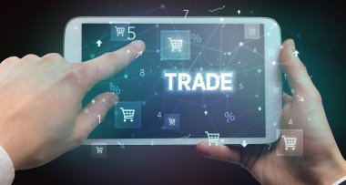 Alışveriş yazısıyla el ele tutuşma tabletinin yakın çekimi