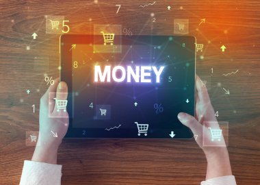 Alışveriş yazısıyla el ele tutuşma tabletinin yakın çekimi