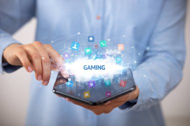 İş adamı katlanabilir bir akıllı telefon tutuyor, teknoloji konsepti