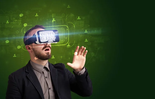 Affärsman tittar igenom Virtual Reality glasögon, sociala medier koncept — Stockfoto