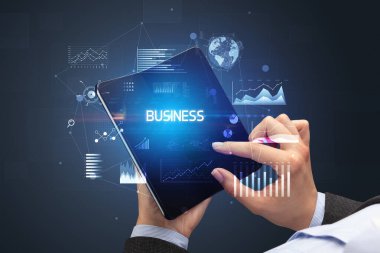 İş adamı katlanabilir bir akıllı telefon tutuyor, iş konsepti