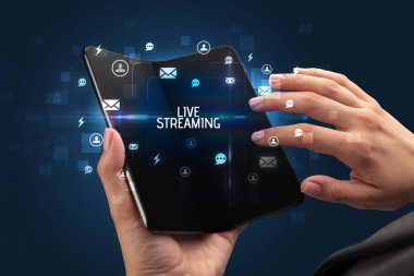 Katlanabilir akıllı telefonu olan bir iş adamı, sosyal medya kavramı