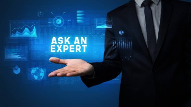 Motivasyon mesajı taşıyan iş adamının eli