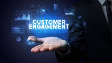 Motivasyon mesajı taşıyan iş adamının eli