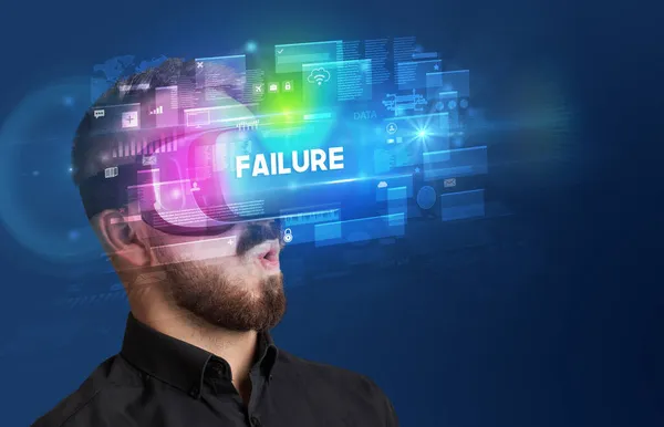 Бізнесмен дивиться через окуляри віртуальної реальності — стокове фото