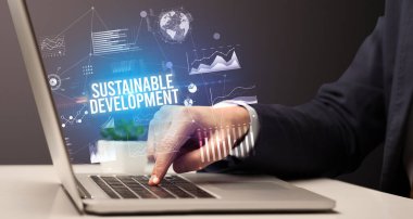 Dizüstü bilgisayar ve iş konsepti üzerinde çalışan iş adamı