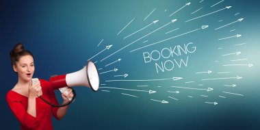 Genç kız megafona bağırıyor.